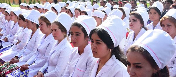 Студенты медицинского колледжа Студенты медицинского колледжа - Sputnik Таджикистан