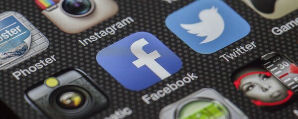 Иконки социальных сетей на экране мобильного телефона, архивное фото - Sputnik Таджикистан