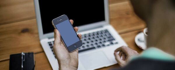 Телефон в руках, архивное фото - Sputnik Таджикистан