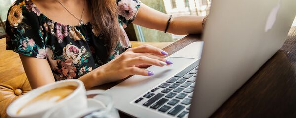 Девушка работает на ноутбуке в кафе, архивное фото - Sputnik Тоҷикистон