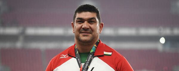 Серебряный призер Таджикистана Дильшод Назаров празднует победу на турнире по легкой атлетики в рамках Азиатских игр 2018 - Sputnik Таджикистан