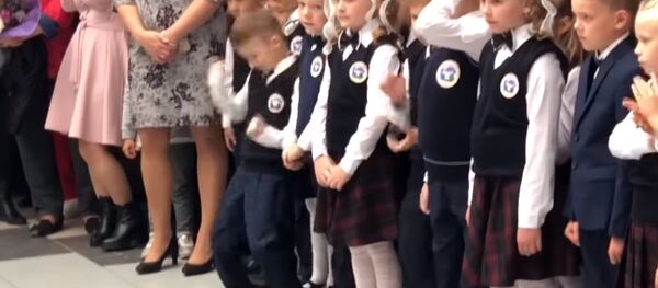 Танцующий школьник на линейке первого сентября - Sputnik Таджикистан