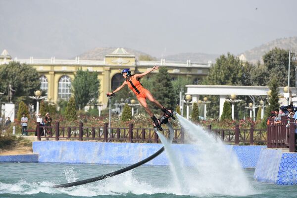 В Душанбе на Молодежном озере показали Flyboard show - Sputnik Таджикистан
