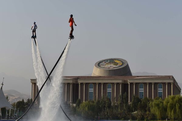 В Душанбе на молодежном озере показали Flyboard show - Sputnik Таджикистан