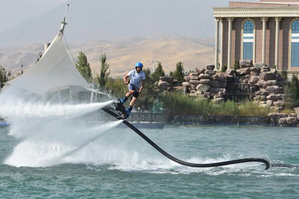 В Душанбе на Млодежном озере показали Flyboard show - Sputnik Таджикистан