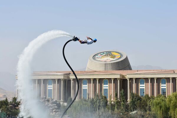 В Душанбе на Молодежном озере показали Flyboard show - Sputnik Таджикистан