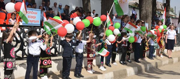 Дети в Таджикистане с флагами, архивное фото Дети в Таджикистане с флагами, архивное фото - Sputnik Тоҷикистон