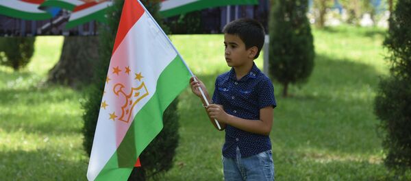 Мальчик с флагом Таджикистана, архивное фото Мальчик с флагом Таджикистана, архивное фото - Sputnik Тоҷикистон