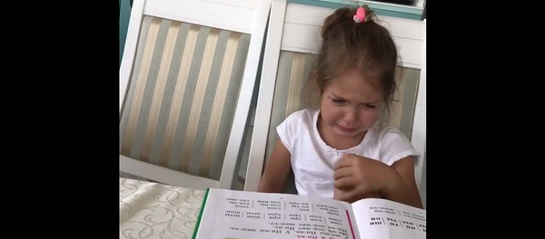 Хочу замуж, а не книжки читать: беседа первоклашки с мамой покорила Сеть – видео - Sputnik Таджикистан