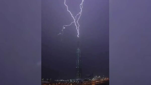 Удар молнии в самый высокий небоскреб Европы - Sputnik Таджикистан