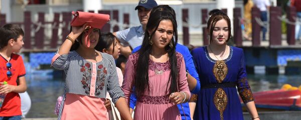 Девушки на улице в Душанбе, архивное фото - Sputnik Таджикистан