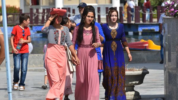 Девушки на улице в Душанбе, архивное фото - Sputnik Таджикистан