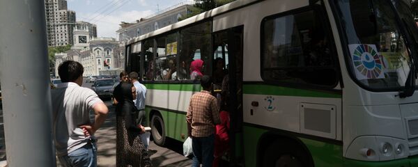 Посадка пассажиров в автобус, архивное фото - Sputnik Тоҷикистон