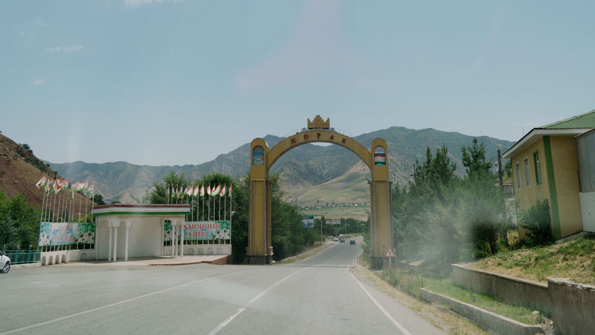 Приветственная арка перед въездом в город Нурек в Таджикистане, архивное фото - Sputnik Тоҷикистон, 1920, 06.06.2022