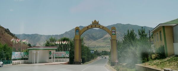 Приветственная арка перед въездом в город Нурек в Таджикистане, архивное фото - Sputnik Тоҷикистон