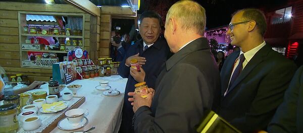 Путин купил сбитень для Си Цзиньпина - Sputnik Таджикистан