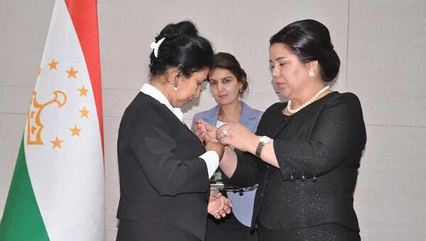 Глава аппарата президента Таджикистана Озода Рахмон вручила награды успешным работникам - Sputnik Таджикистан