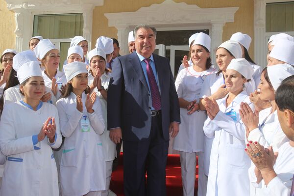 Эмомали Рахмон принял участие в открытии новой школы в ГБАО - Sputnik Таджикистан