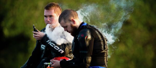 Молодые люди курят электронные сигареты Молодые люди курят электронные сигареты - Sputnik Таджикистан