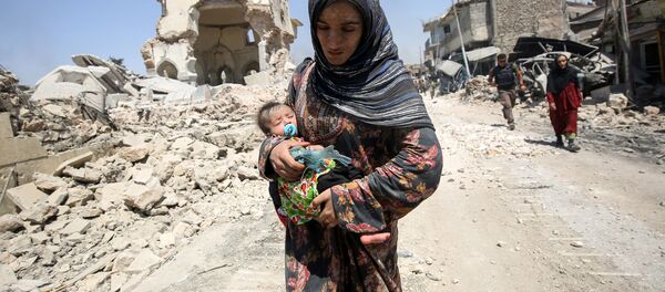 Иракская женщина с ребенком напротив разрушенной мечети Аль-Нури в Мосуле Иракская женщина с ребенком напротив разрушенной мечети Аль-Нури в Мосуле - Sputnik Таджикистан