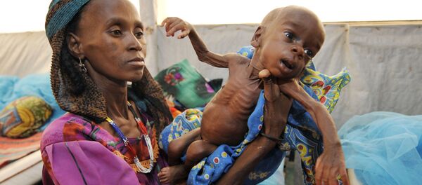 Женщина и ребенок, страдающие от истощения, на юге Нигера - Sputnik Таджикистан