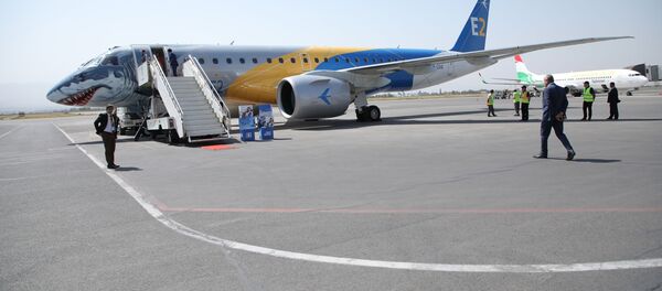 Авиакомпания Сомон Эйр и бразильский авиастроительный конгломерат Эмбраер провели презентацию новейшего самолёта нового поколения - Sputnik Тоҷикистон