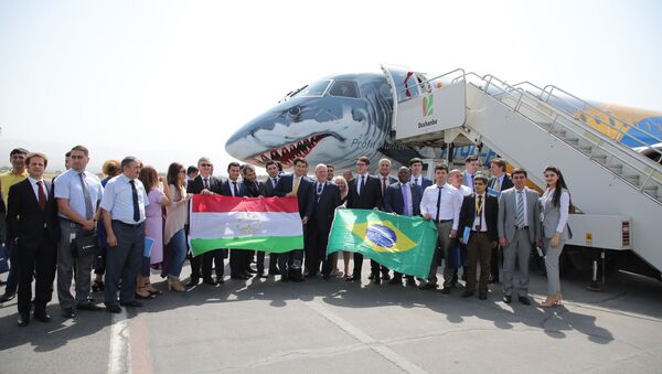 Авиакомпания Сомон Эйр и бразильский авиастроительный конгломерат Эмбраер провели презентацию новейшего самолёта нового поколения - Sputnik Таджикистан