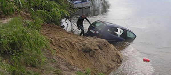 Авто опрокинулась в Варзобскую реку - Sputnik Таджикистан