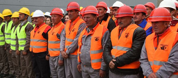 Работники новой ГЭС в Мургабе, архивное фото Работники новой ГЭС в Мургабе, архивное фото - Sputnik Тоҷикистон