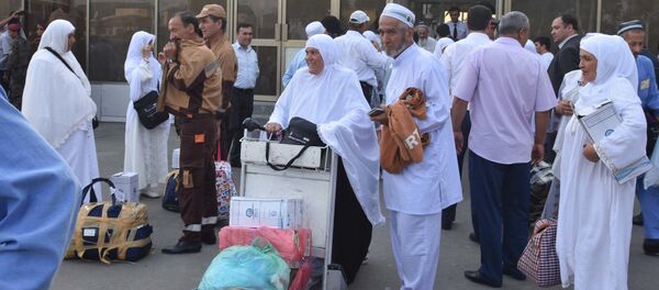 Паломники вернувшиеся с Хаджа в Душанбе Паломники вернувшиеся с Хаджа в Душанбе - Sputnik Тоҷикистон
