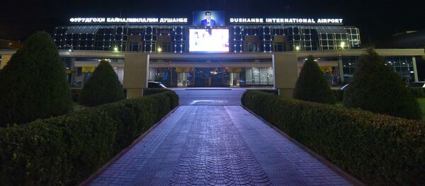 Аэропорт в Душанбе ночью, архивное фото - Sputnik Тоҷикистон