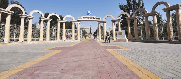 Центральный вход в парк Фирдавси, архивное фото - Sputnik Тоҷикистон