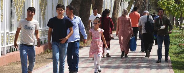 Жители города Душанбе прогуливаются в парке Фирдавси, архивное фото - Sputnik Тоҷикистон