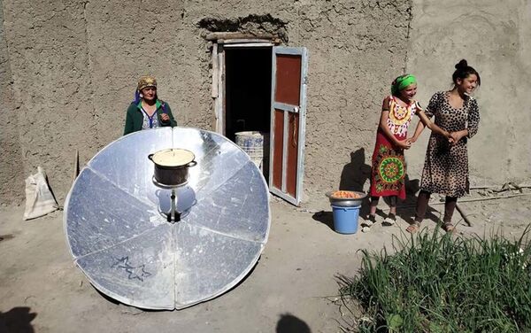 Солнечная печь, которого используют жители Бартанга для разогрева воды - Sputnik Тоҷикистон