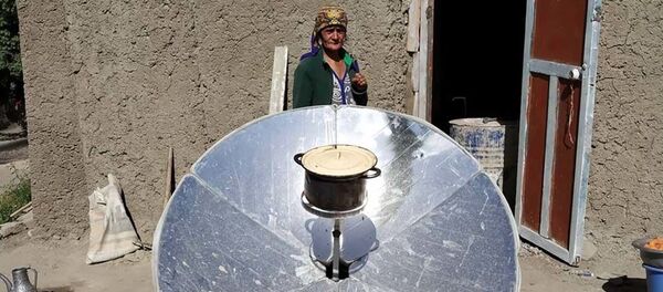 Солнечная печь, которого используют жители Бартанга для разогрева воды Солнечная печь, которого используют жители Бартанга для разогрева воды - Sputnik Тоҷикистон