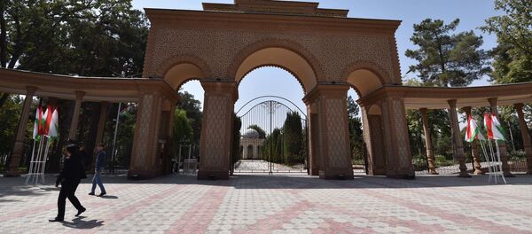 Вход в Парк Айни, архивное фото Вход в Парк Айни, архивное фото - Sputnik Таджикистан