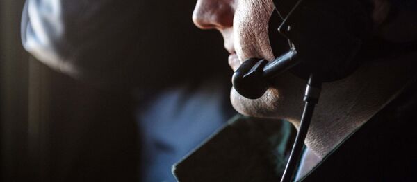 Военный разговаривает через гарнитуру. архивное фото - Sputnik Таджикистан