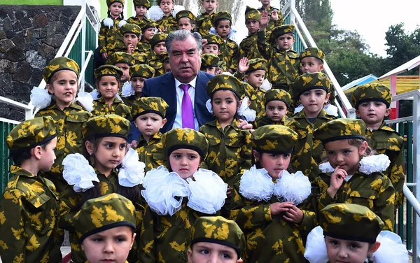 Эмомали Рахмон с юными курсантами учебного центра ГКНБ в Хороге Эмомали Рахмон с юными курсантами учебного центра ГКНБ в Хороге - Sputnik Тоҷикистон