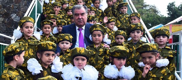 Эмомали Рахмон с юными курсантами учебного центра ГКНБ в Хороге Эмомали Рахмон с юными курсантами учебного центра ГКНБ в Хороге - Sputnik Таджикистан