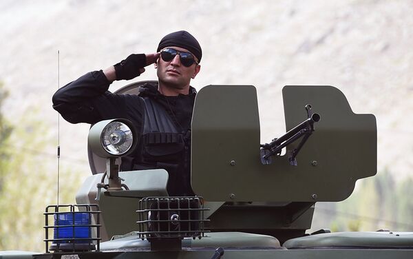 Военный парад в Хороге по случаю приезда президента Таджикистана - Sputnik Тоҷикистон