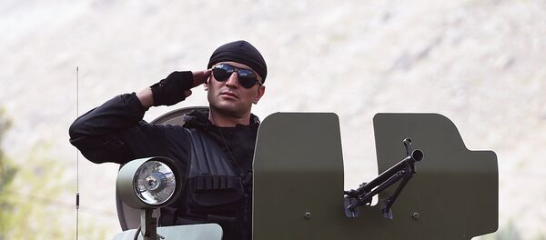 Военный парад в Хороге по случаю приезда президента Таджикистана - Sputnik Тоҷикистон