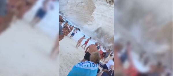 Обрушение скалы на пляже в Греции - Sputnik Таджикистан