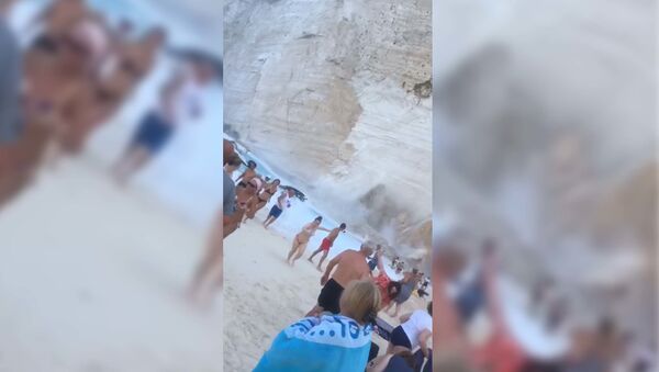 Обрушение скалы на пляже в Греции - Sputnik Таджикистан