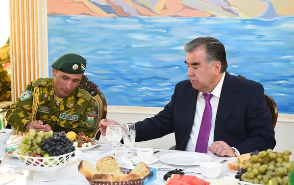Эмомалӣ Раҳмон, раисиҷумҳури Тоҷикистон ҳангоми ошхӯрӣ дар Отряди сарҳадии Хоруғ Эмомалӣ Раҳмон, раисиҷумҳури Тоҷикистон ҳангоми ошхӯрӣ дар Отряди сарҳадии Хоруғ - Sputnik Тоҷикистон