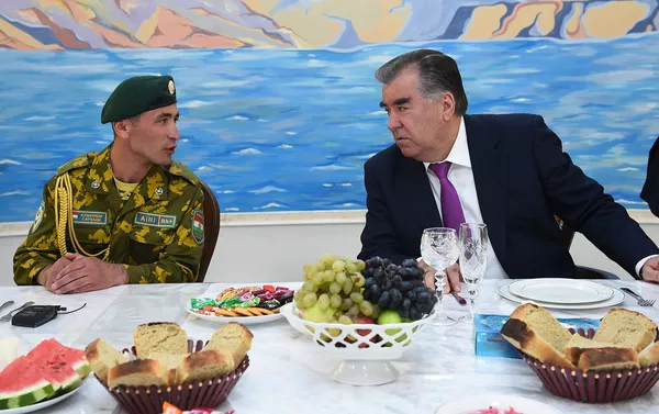 Раисиҷумҳур Эмомалӣ Раҳмон дар Отряди сарҳадии Хоруғ Раисиҷумҳур Эмомалӣ Раҳмон дар Отряди сарҳадии Хоруғ - Sputnik Тоҷикистон