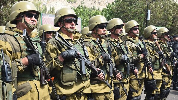 Военный парад в Хороге по случаю приезда президента Таджикистана - Sputnik Таджикистан