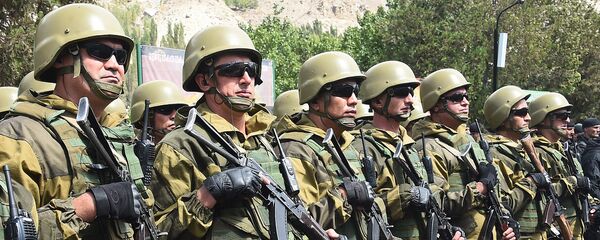 Военный парад в Хороге по случаю приезда президента Таджикистана Военный парад в Хороге по случаю приезда президента Таджикистана - Sputnik Тоҷикистон