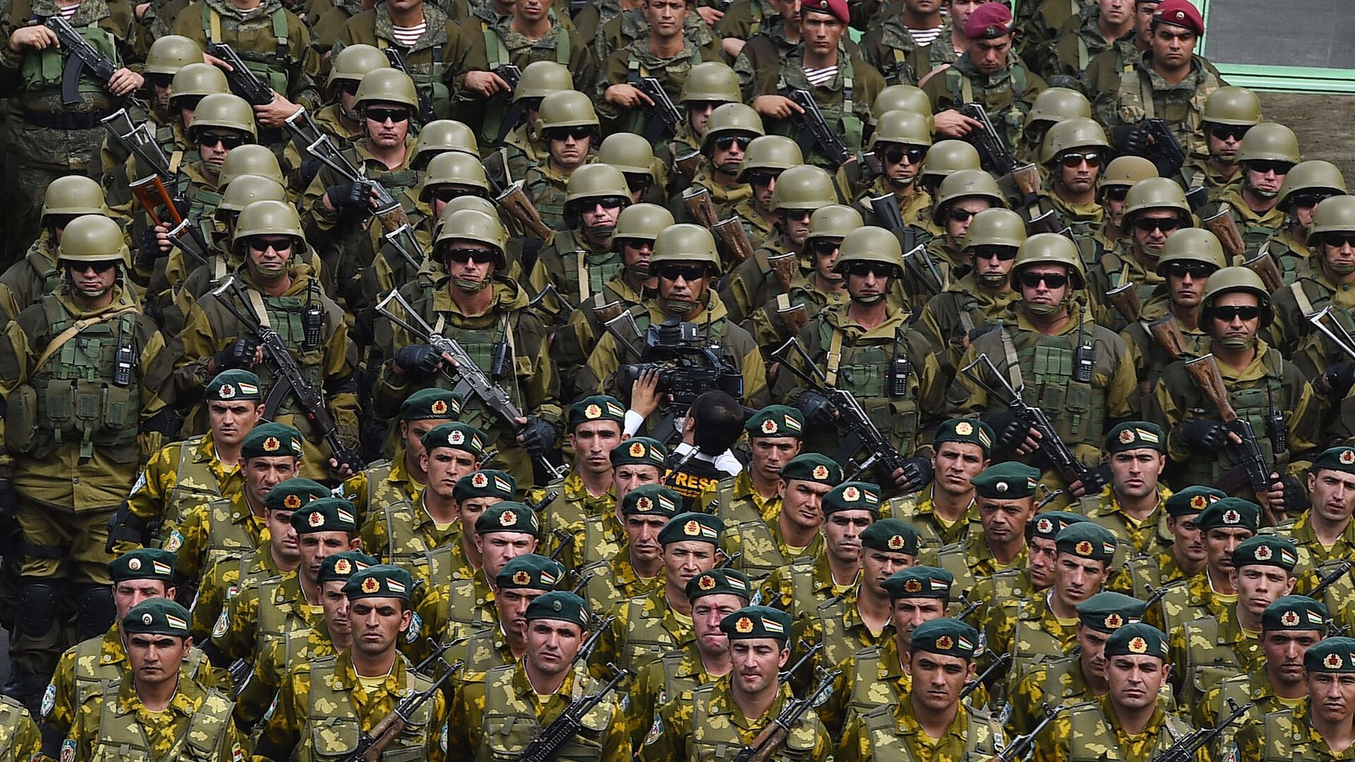 Военный парад в Хороге по случаю приезда президента Таджикистана - Sputnik Таджикистан, 1920, 16.09.2022
