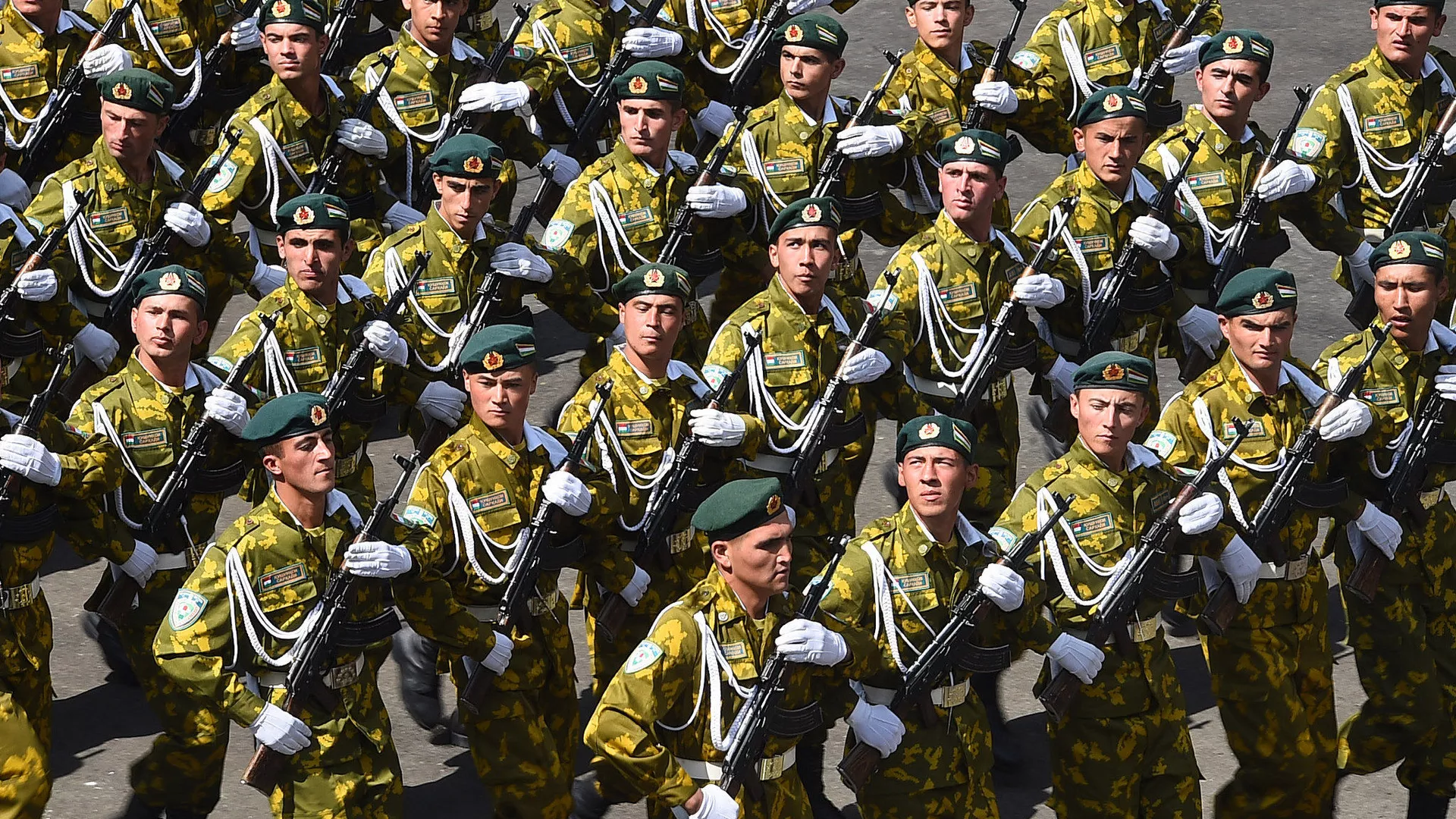 Военный парад в Хороге по случаю приезда президента Таджикистана 