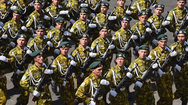 Военный парад в Хороге по случаю приезда президента Таджикистана  - Sputnik Тоҷикистон